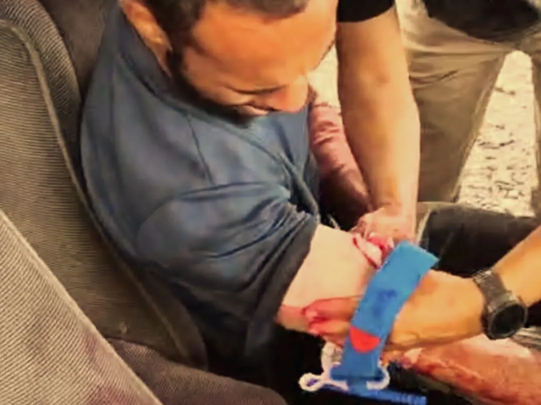 Aluno aplicando torniquete durante a imersão BLEED